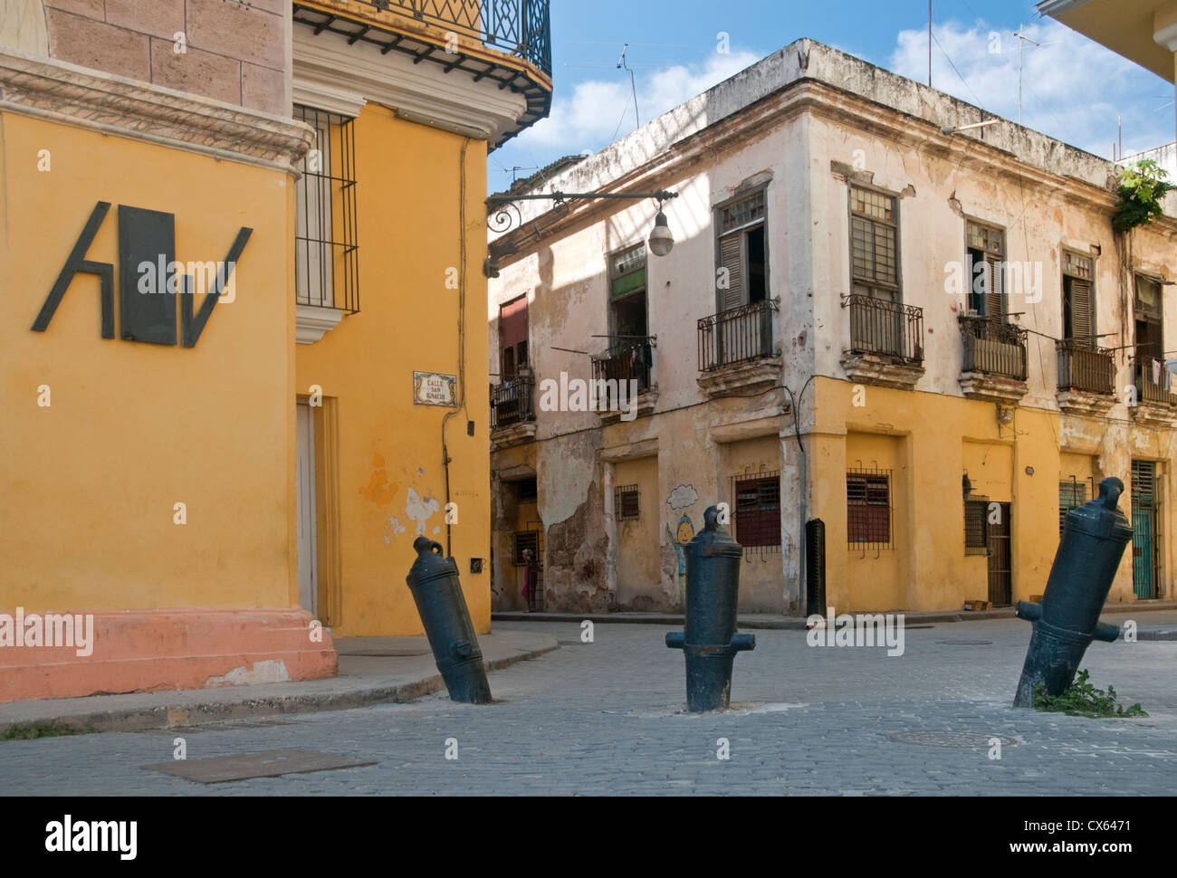 Canon capovolta paracarri all'angolo della Plaza Vieja & Calle San Ignacio, Habana Vieja, Havana, Cuba, Caraibi Foto Stock