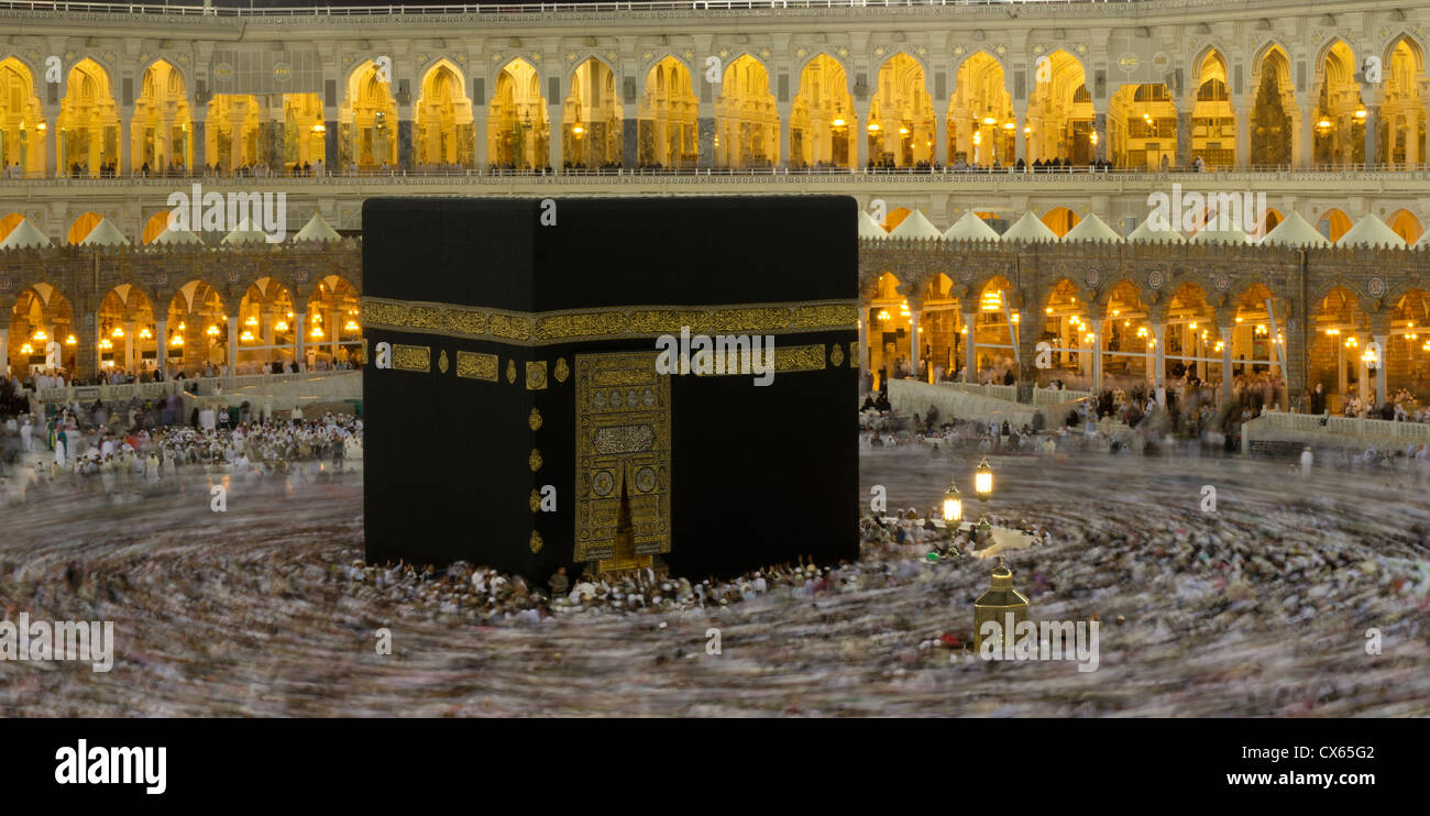 Pellegrini circumambulate la Kaaba a Masjidil Haram nel febbraio 2010 in Makkah, Arabia Saudita. Foto Stock