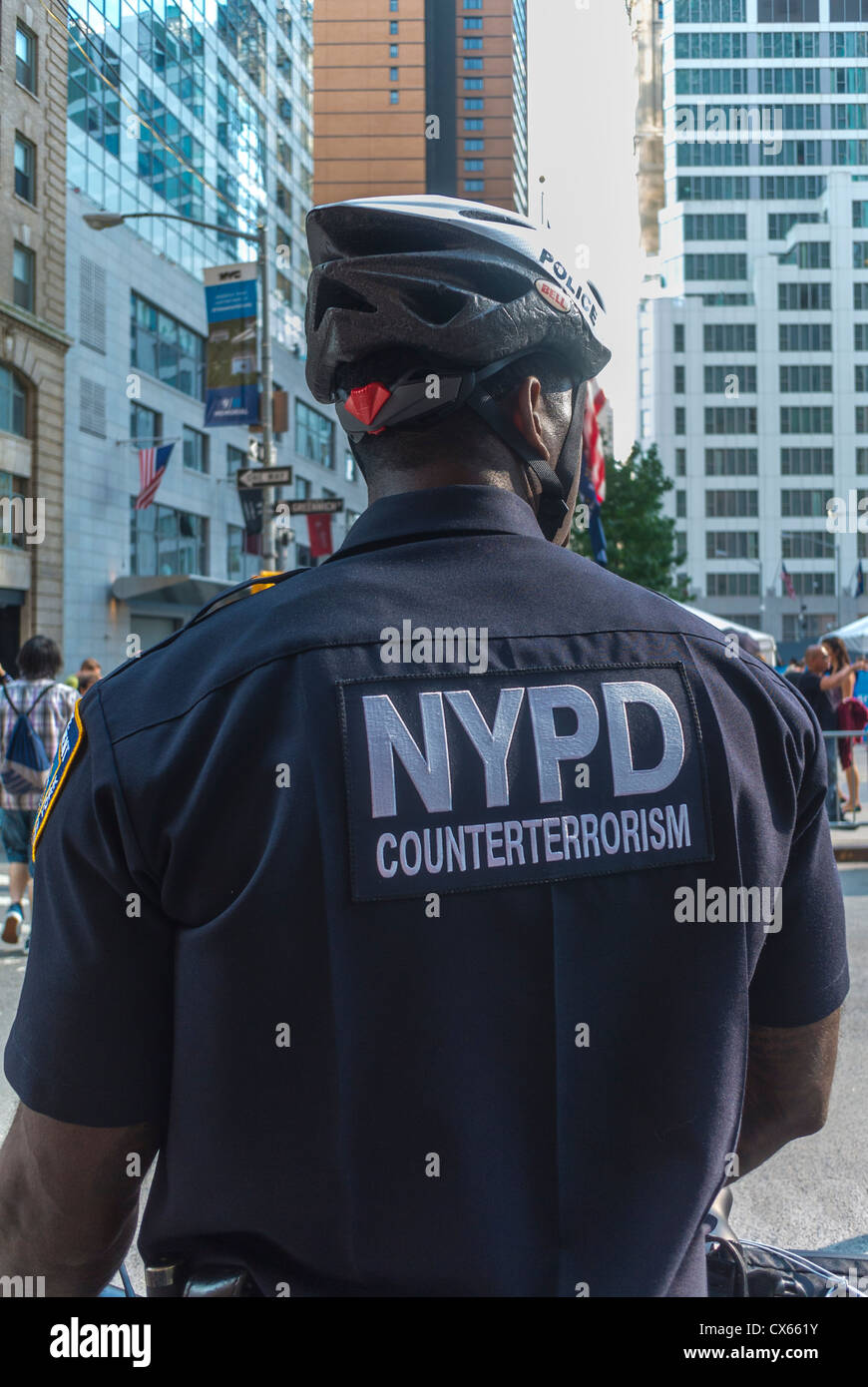 New York, NY, STATI UNITI D'AMERICA, Retro del poliziotto uniforme con logo NYPD, World Trade Center Area, Manhattan Foto Stock
