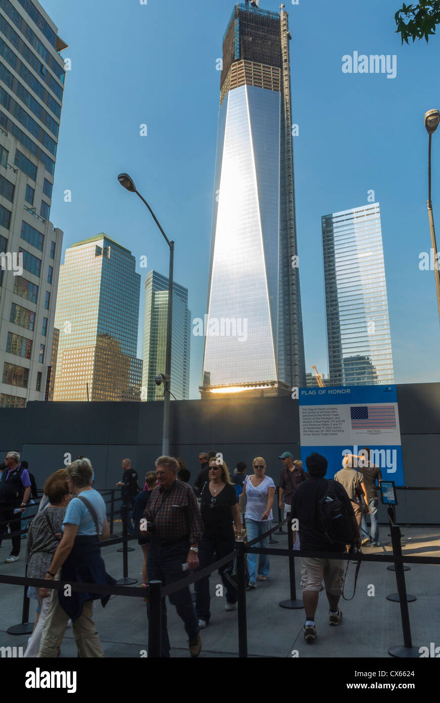 New York, NY, STATI UNITI D'AMERICA, scene di strada, i turisti in visita alla Torre di libertà Sito in costruzione, al World Trade Center Area, Manhattan Foto Stock