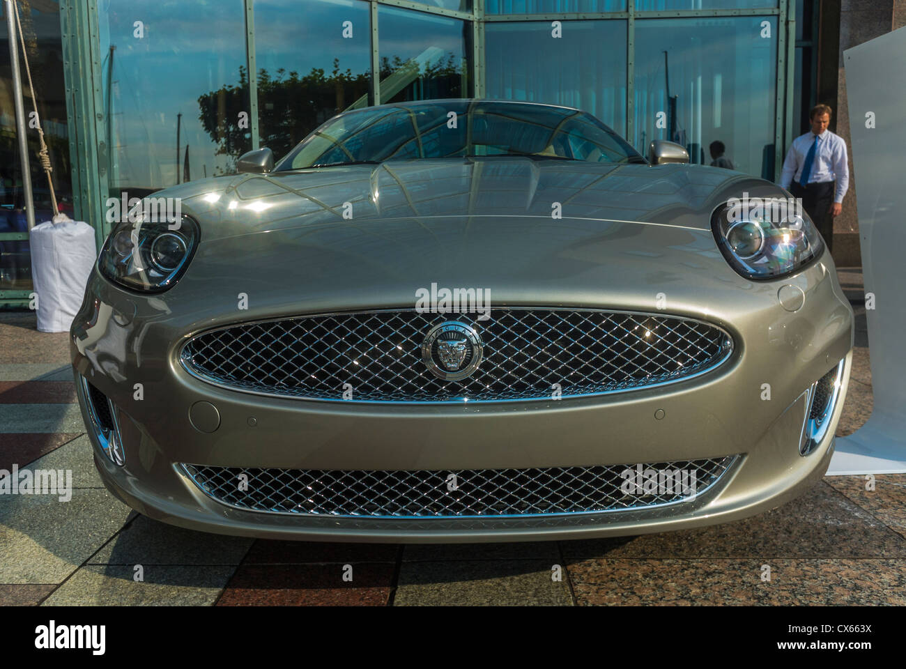 New York, NY, USA, Manhattan , Salone dell'automobile di lusso, Jaguar XK, 2012 $ 90,000. Auto costose Foto Stock