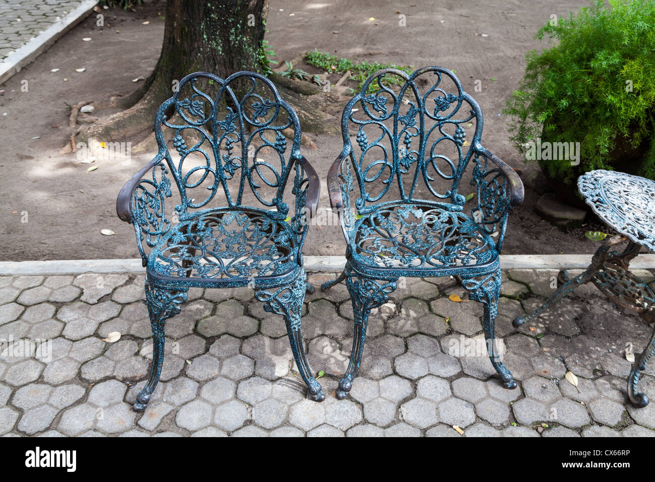 Sedie da giardino in Palazzo del Sultano a Yogyakarta Foto Stock