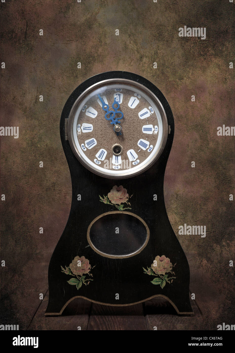 Un vecchio orologio da tavolo in stile Biedermeier Foto Stock