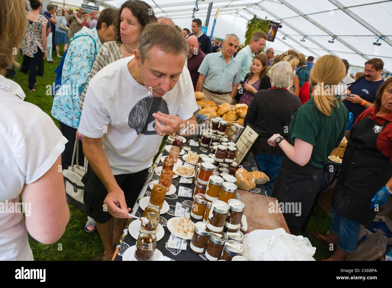 Visitatori conserva di campionamento in stallo a Ludlow Food Festival 2012 Ludlow Shropshire England Regno Unito Foto Stock