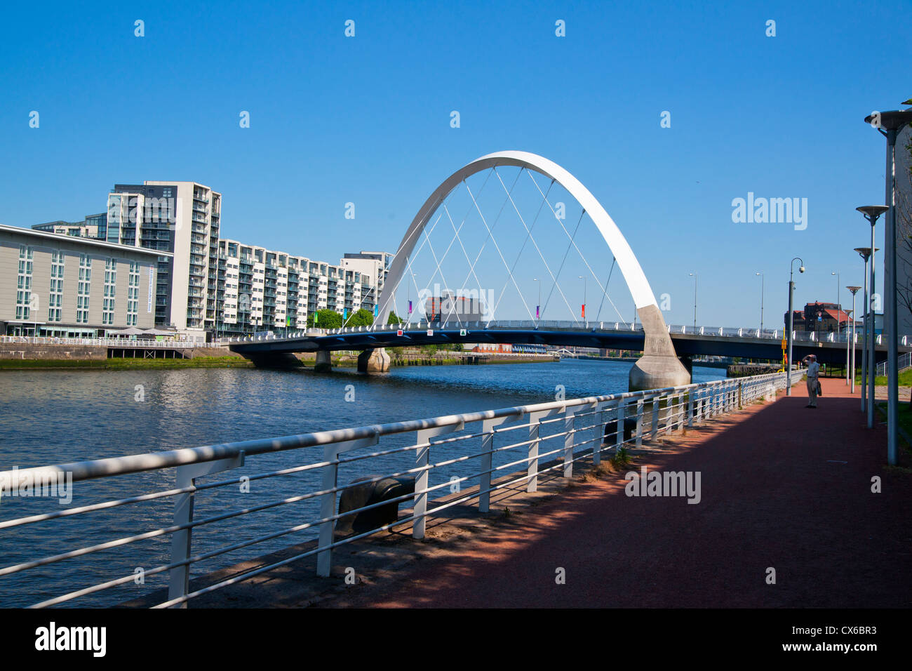 Fiume Clyde marciapiede, Clyde Arc Bridge, Glasgow, regione di Strathclyde, Scozia Foto Stock