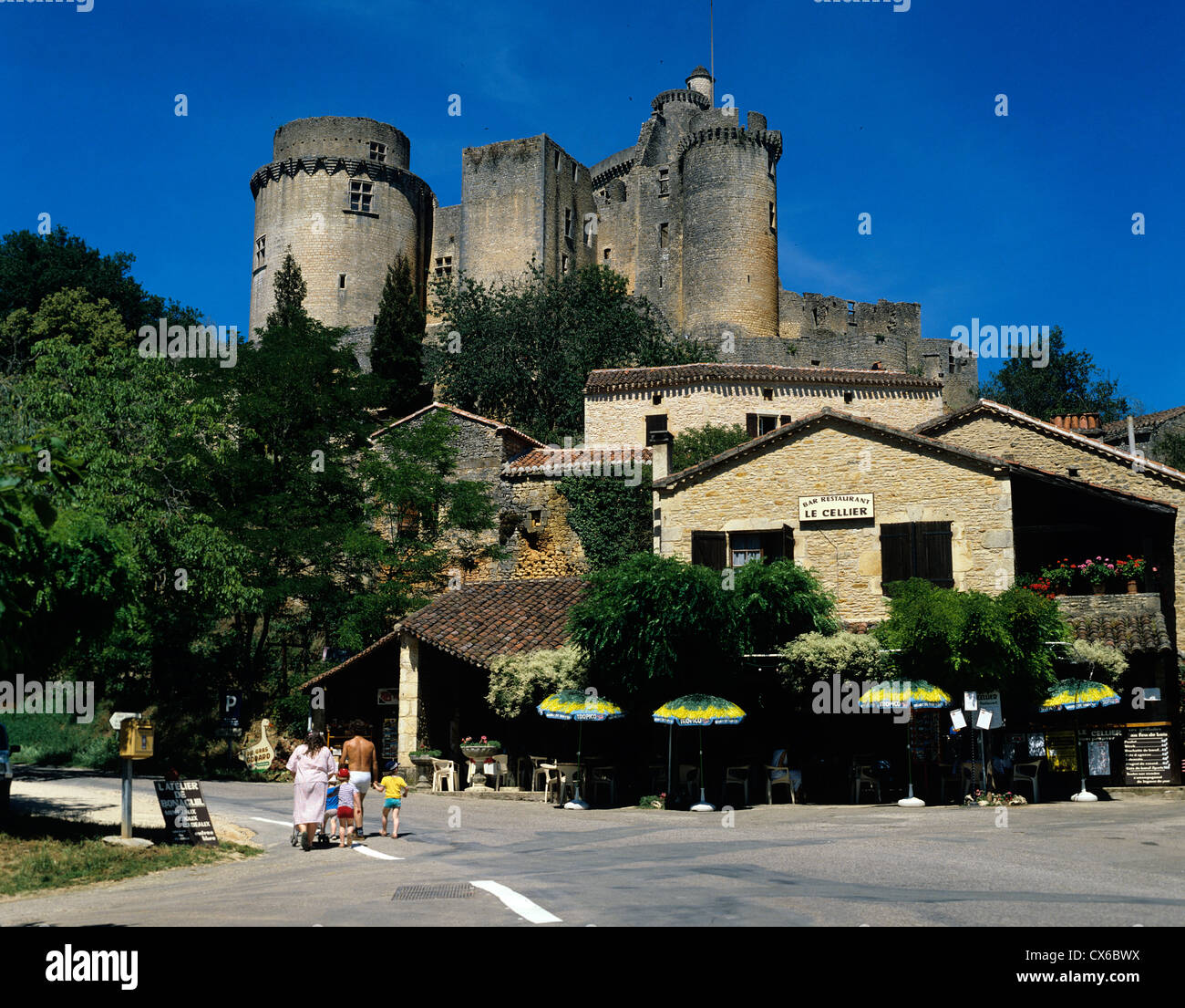 La Francia. Dordogna. Chateau De Bonaguil e famiglia passeggiate nel villaggio. Foto Stock