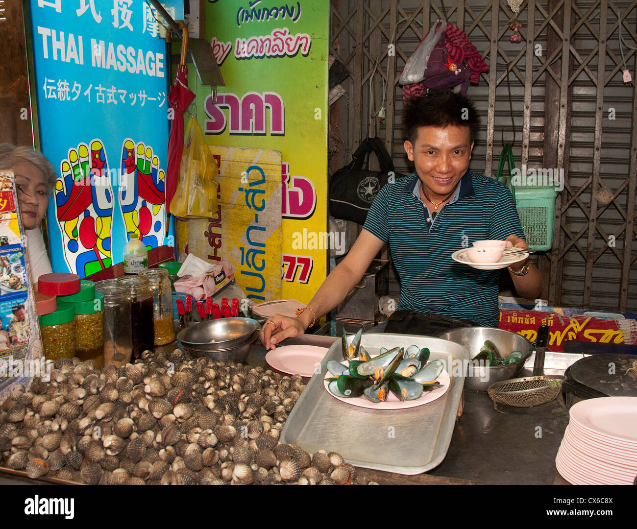 Khao San Road cozza cozze Bangkok tailandese tailandia night market food bar pub Foto Stock