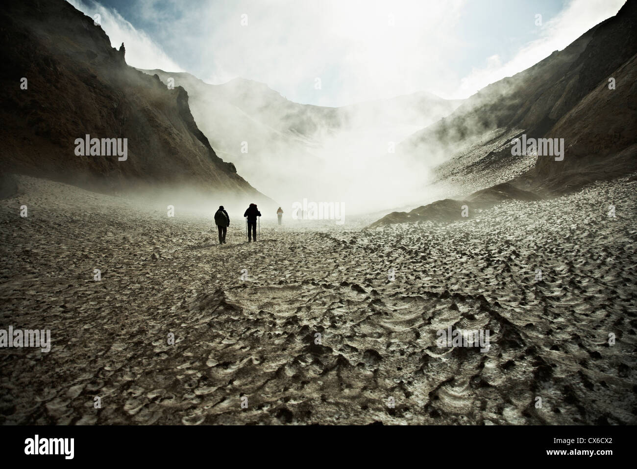 Gli escursionisti trekking attraverso il vulcano Mutnovsky, Kamchatka, Russia Foto Stock