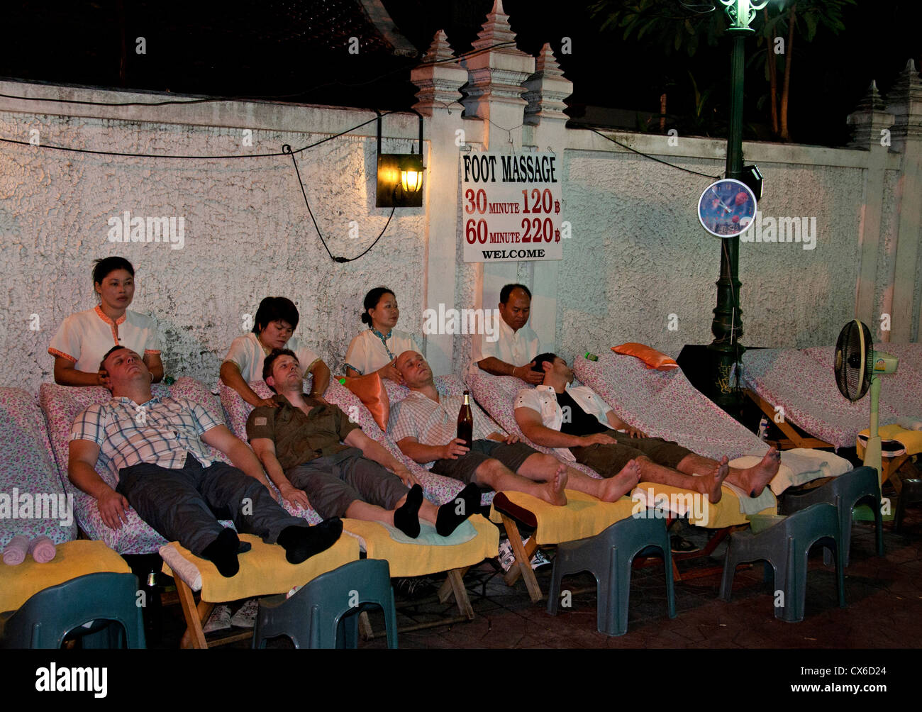 I turisti stranieri ricevere massaggi in pubblico in Khao San Road Relax massaggi Salone di Bellezza Bangkok in Thailandia Foto Stock