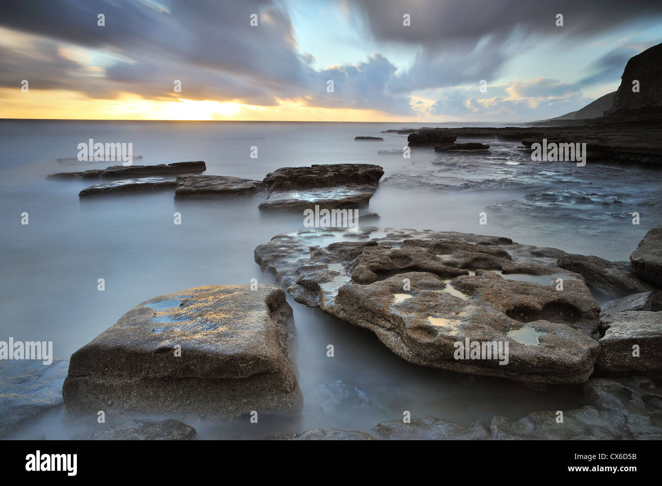 Dunraven Bay Sunset lunga esposizione shot. Presa lungo la costa del patrimonio nel Galles del Sud. Foto Stock