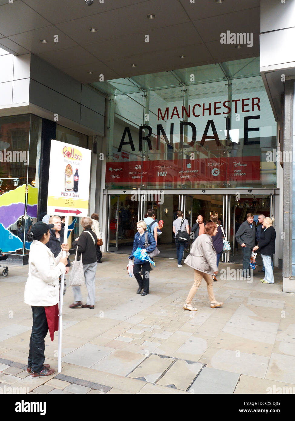 Umani con segno pubblicità su Market Street a Manchester REGNO UNITO Foto Stock