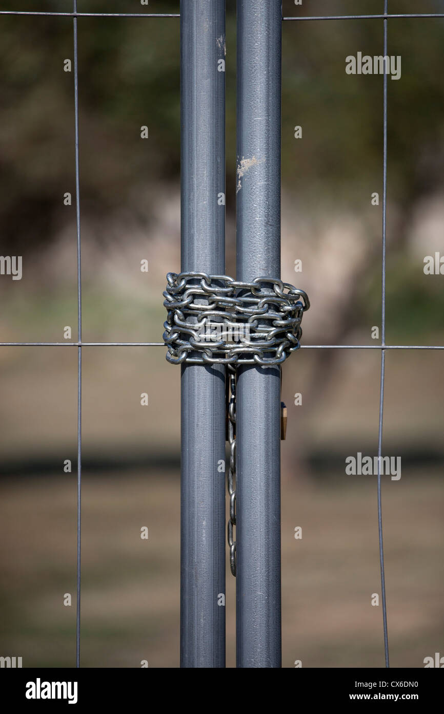 Dettaglio di una catena su una porta di metallo Foto Stock