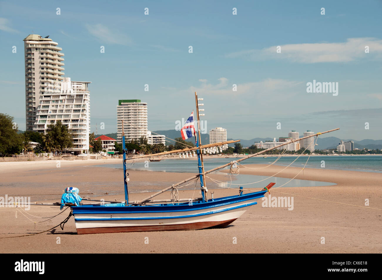 Spiaggia Mare acqua grande barca Porto Hua Hin Tailandia Foto Stock