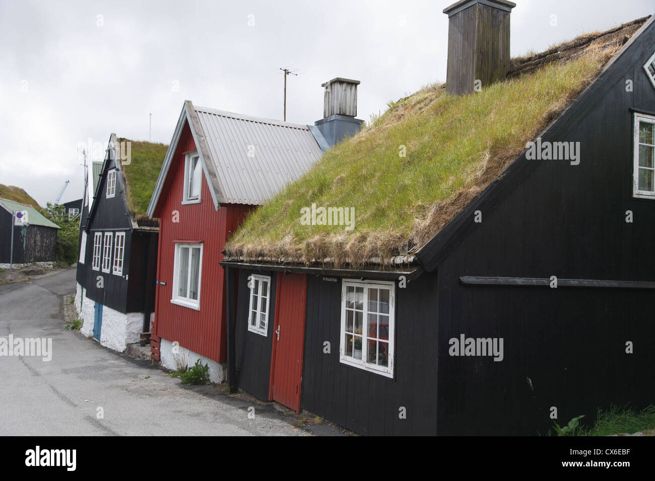 Case dal tetto del fondo erboso, in Torshavn , le Isole Faroe Foto Stock