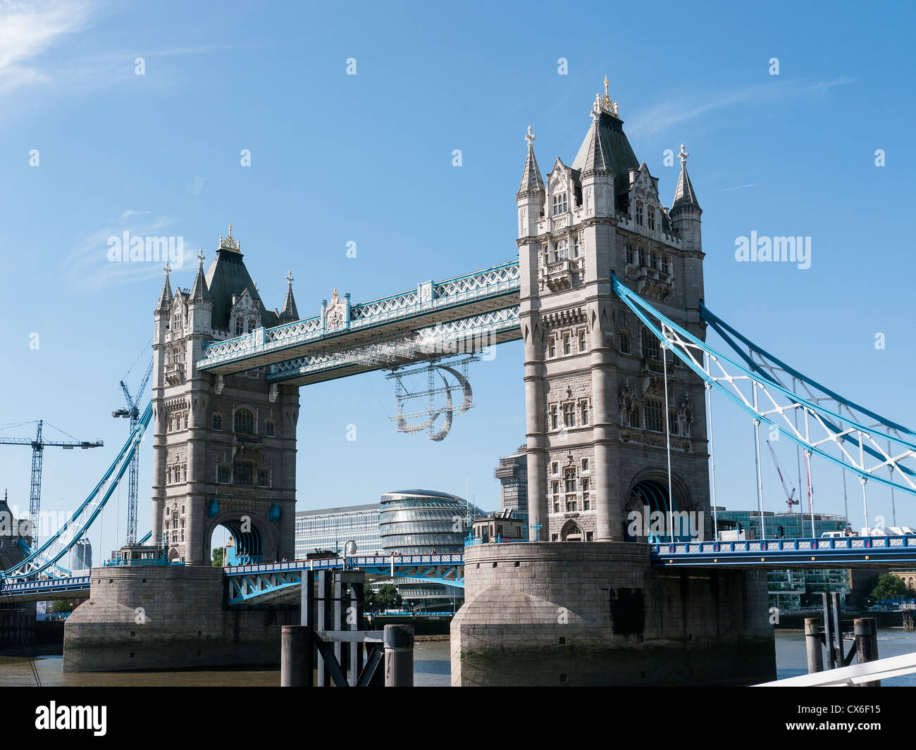 Il Tower Bridge da St Katherine Docks, London, Regno Unito Foto Stock