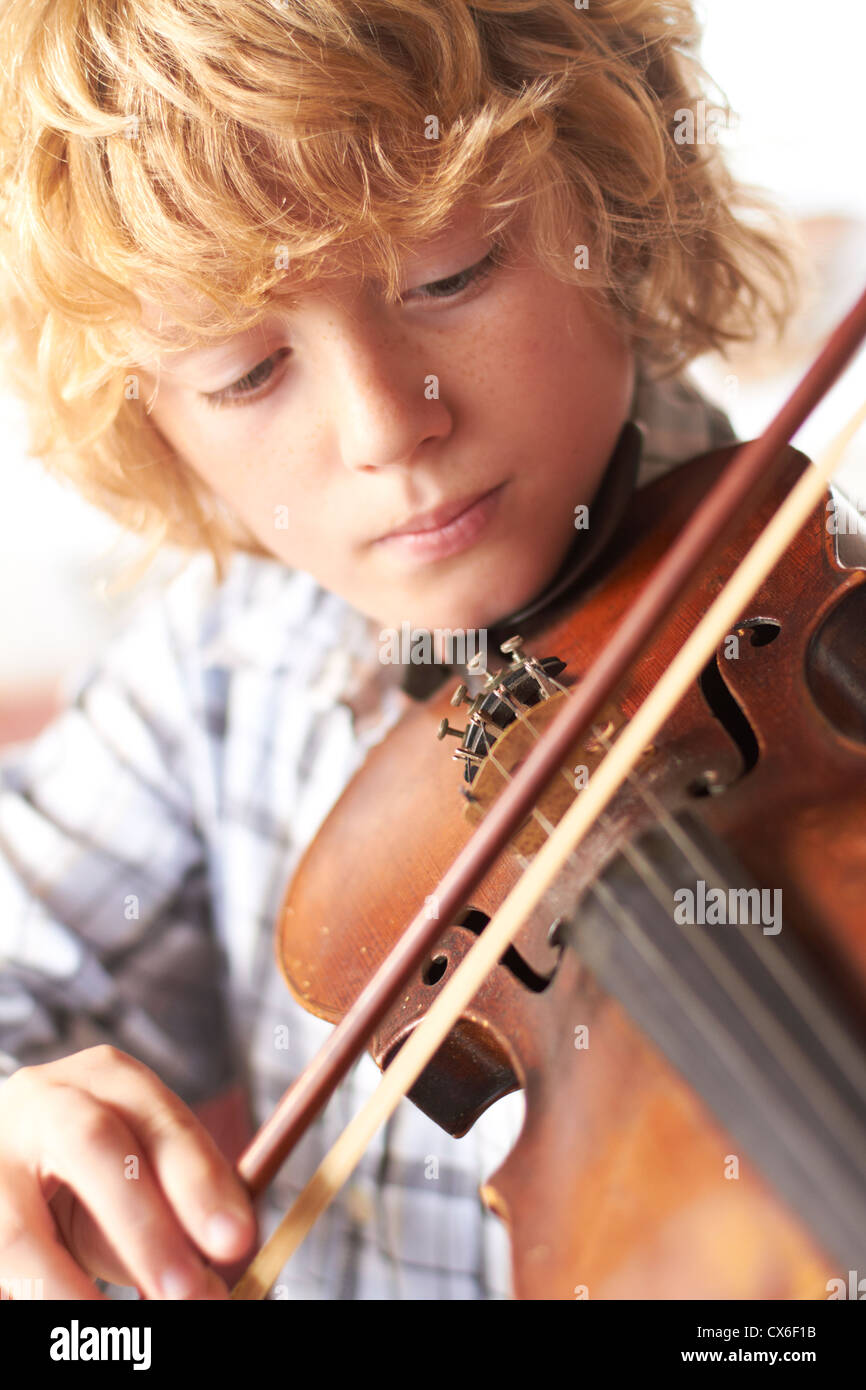 Ragazzo che pratica il violino Foto Stock