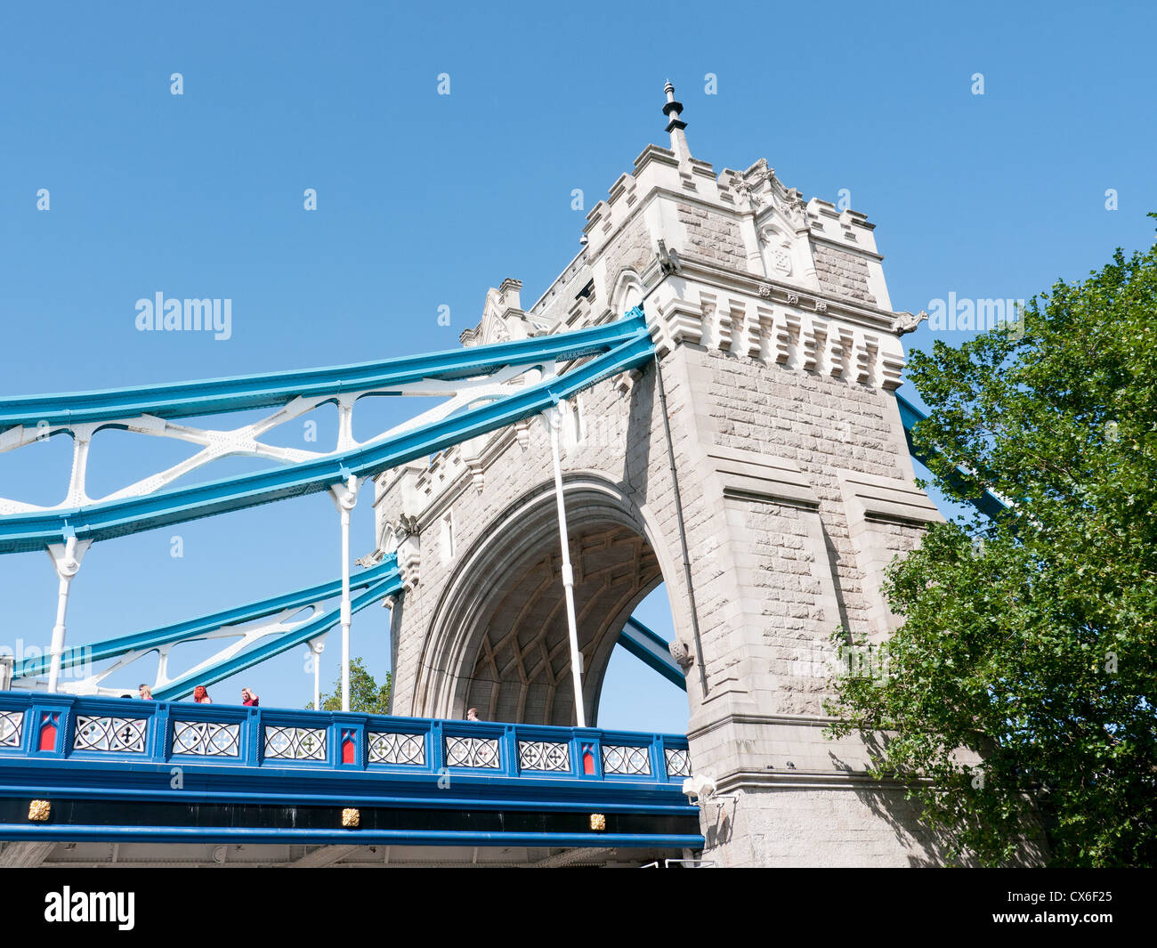 La torre nord del Tower Bridge vista da St Katherine Docks, London, Regno Unito Foto Stock