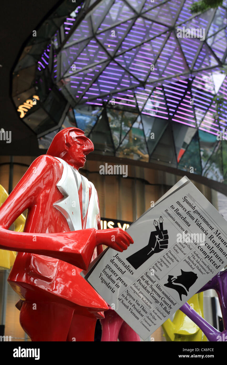 La scultura denominata Urban persone da scultore svizzero Kurt Laurenz Metzler, ION Orchard, Singapore Foto Stock