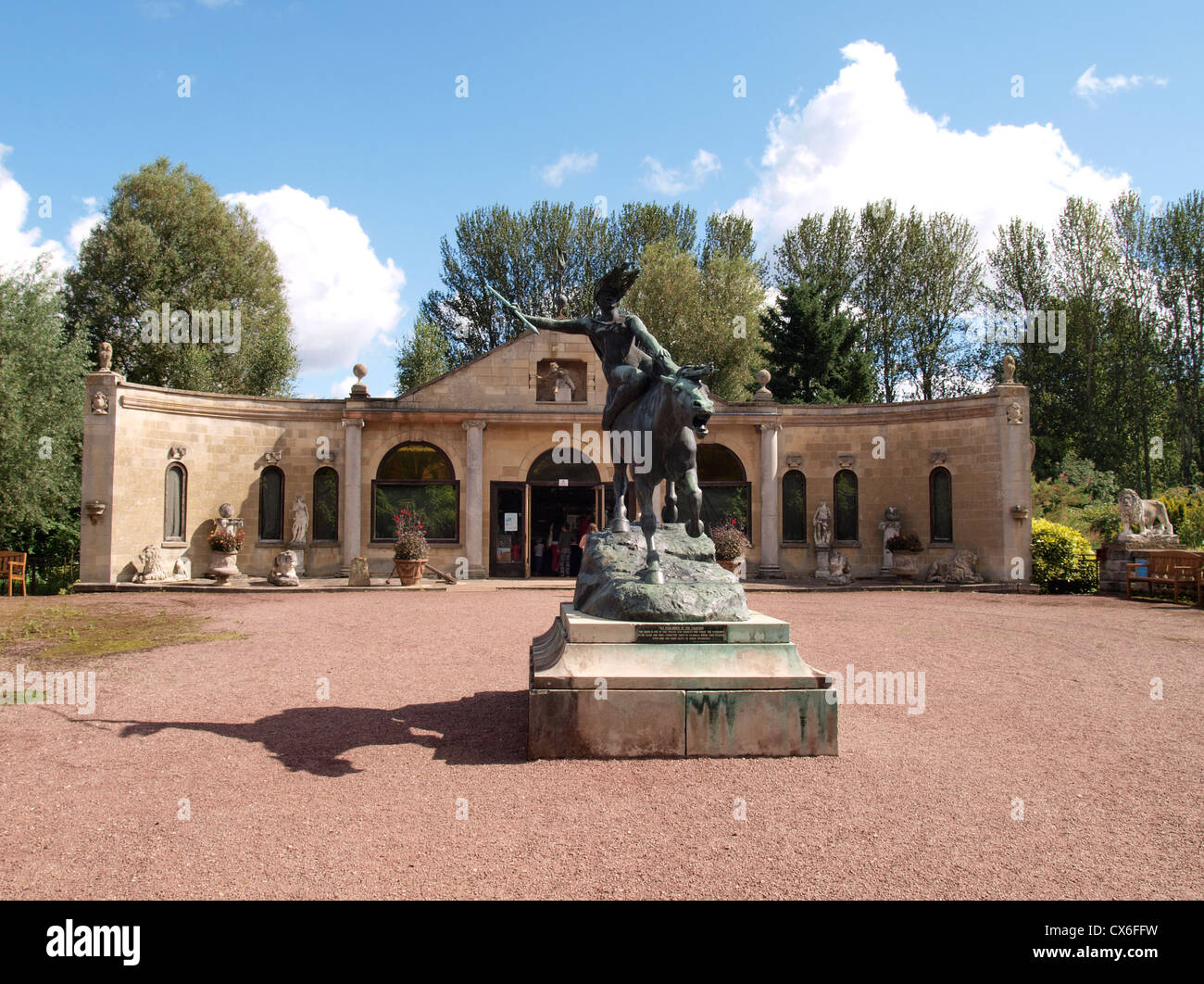 Il cavallo selvaggio della Valchiria scultura davanti al Padiglione presso Beale Park, Reading, Berkshire, Regno Unito Foto Stock