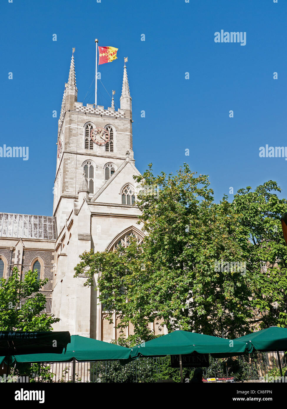 La torre della Cattedrale di Southwark dal Mercato di Borough, London, Regno Unito Foto Stock