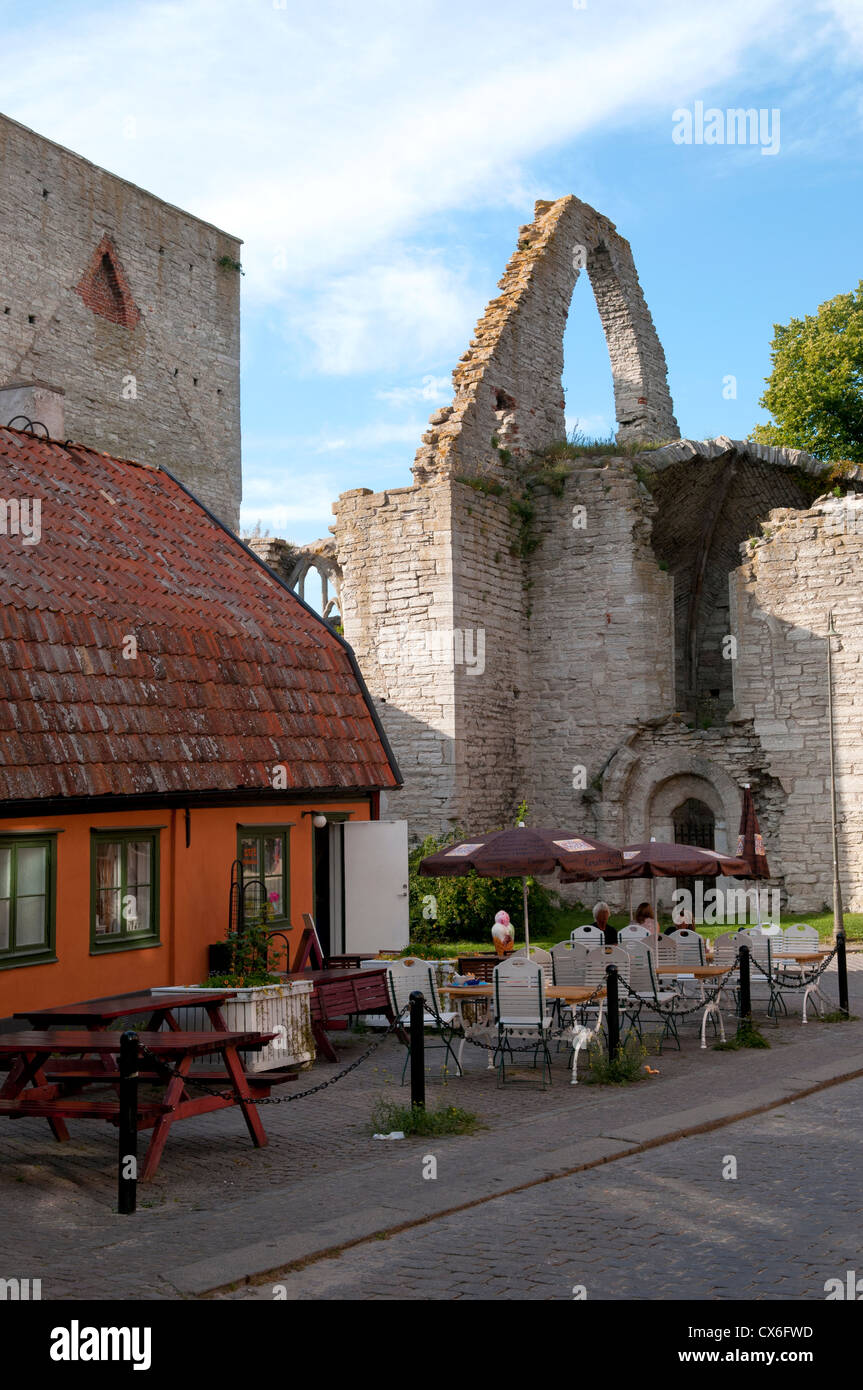 Scena di strada con graziosi café e rovine nella città medievale di Visby sull'isola svedese di Gotland Foto Stock