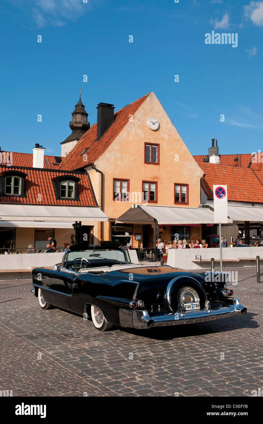 Il veterano americano auto parcheggiate nella piazza principale (STORA TORGET) a Visby sull'isola svedese di Gotland nel Mar Baltico Foto Stock