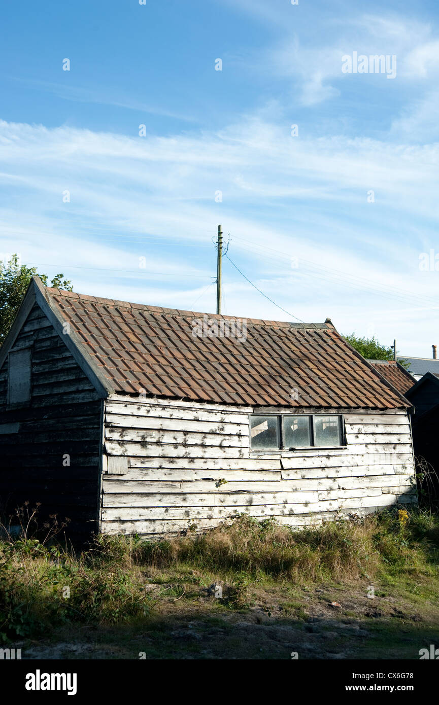 Capanna in legno, con finestre e tetto di tegole in Thorpeness, Suffolk Foto Stock