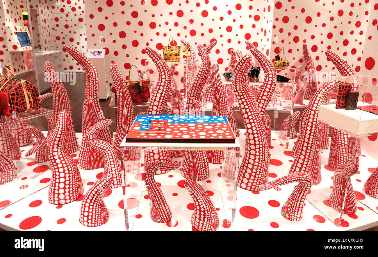 Negozio Louis Vuitton nel frutteto di ioni con il ritiro da parte dell'artista giapponese Yayoi Kusama Foto Stock
