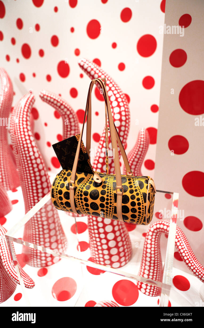 Borsetta visualizzato in negozio Louis Vuitton nel frutteto di ioni con il ritiro da parte dell'artista giapponese Yayoi Kusama Foto Stock