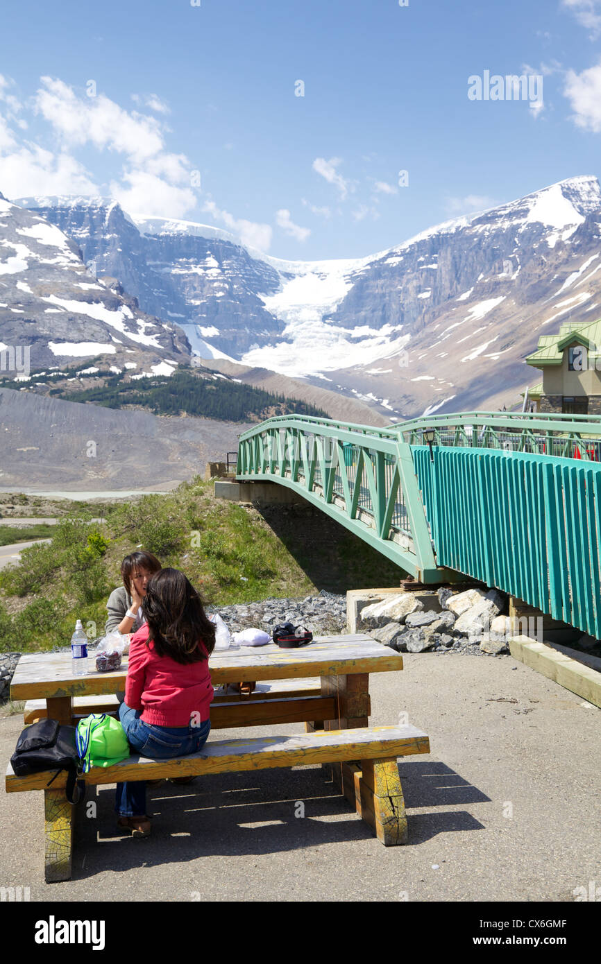 Vista della Canadian Icefields visitor center con le montagne sullo sfondo Foto Stock
