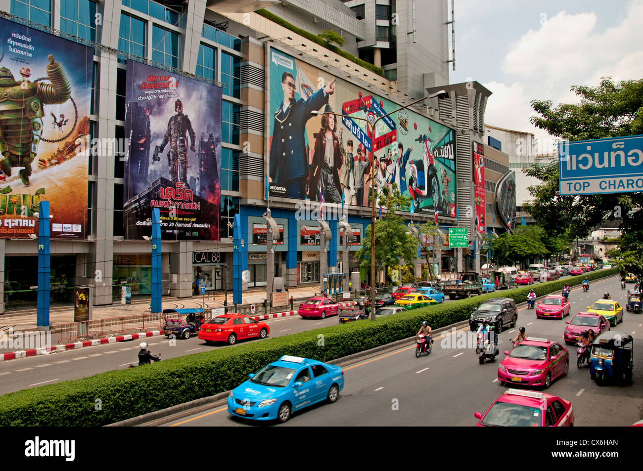 MBK Centre Mahboonkrong shopping mall di Bangkok in Thailandia negozio Pathumwan Siam Square District MBK segno Honda Scooter Billboard Foto Stock