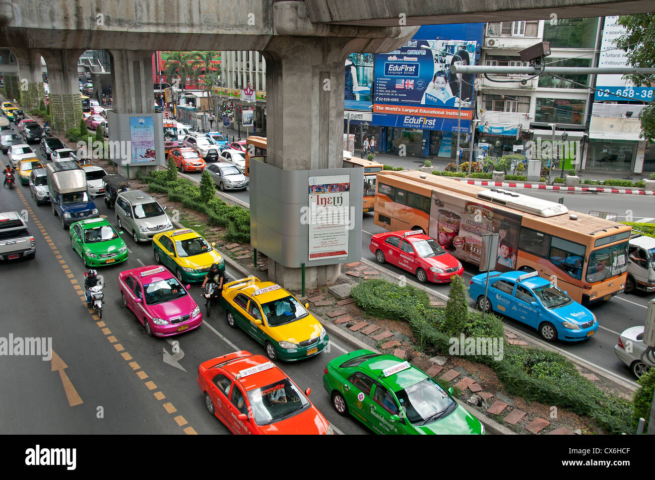 Lo Skytrain Pathumwan Siam Square Bangkok auto del traffico Foto Stock