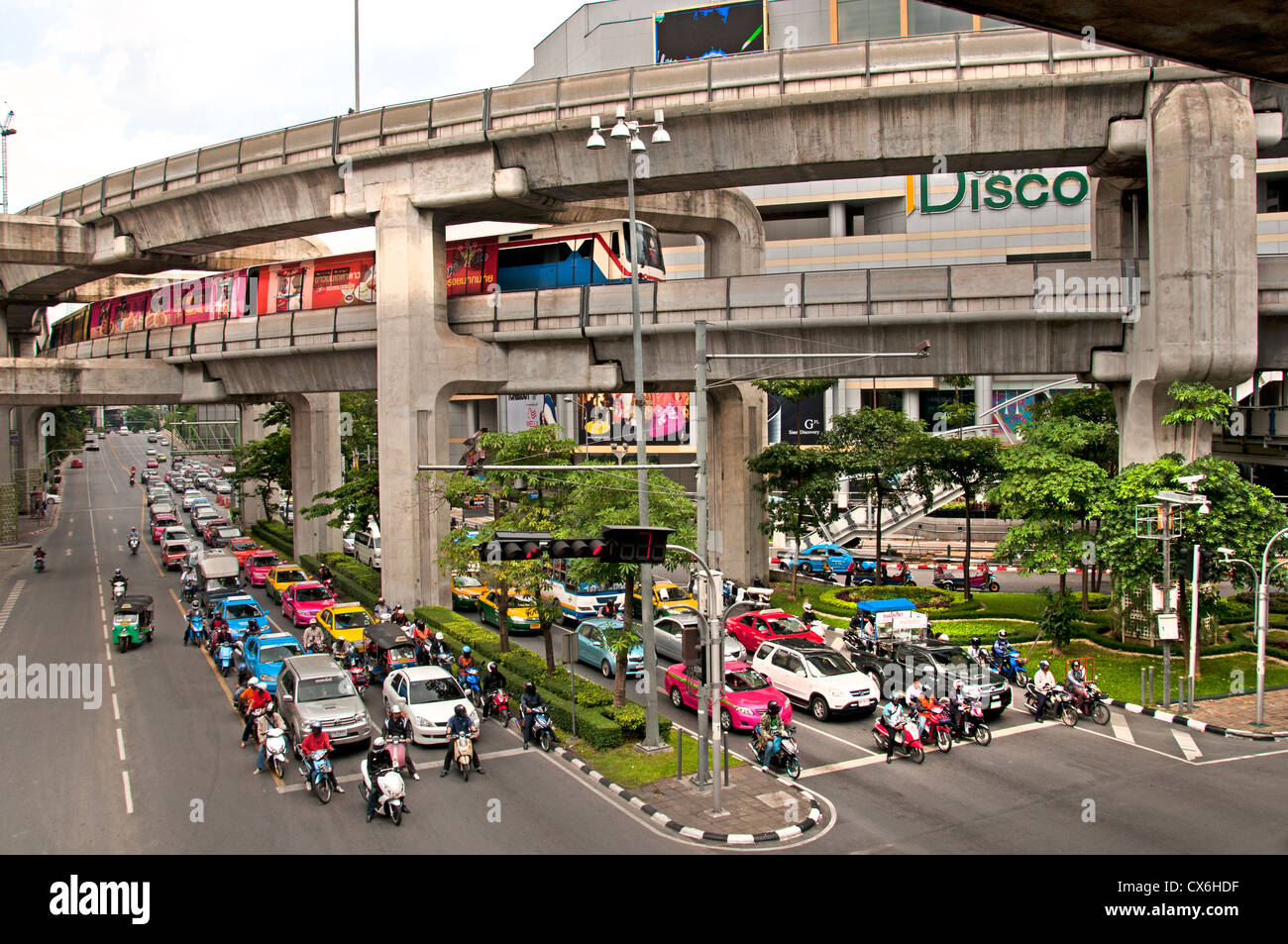 Lo Skytrain attraversa Pathumwan Siam Square centro distretto di Bangkok tailandese tailandia Foto Stock