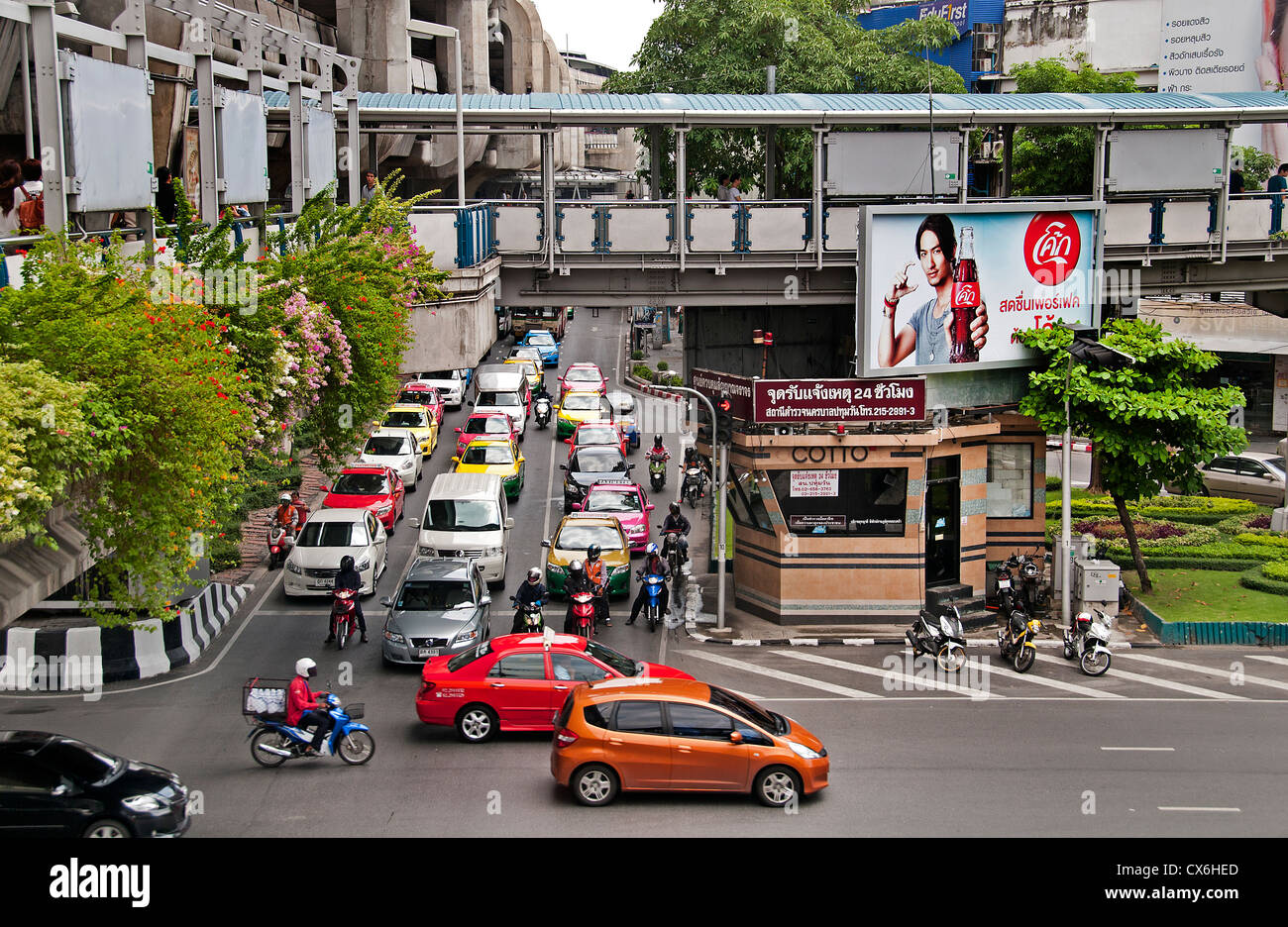 Pathumwan disrict Piazza Siam Center Auto Bangkok in Thailandia il traffico di automobili Foto Stock