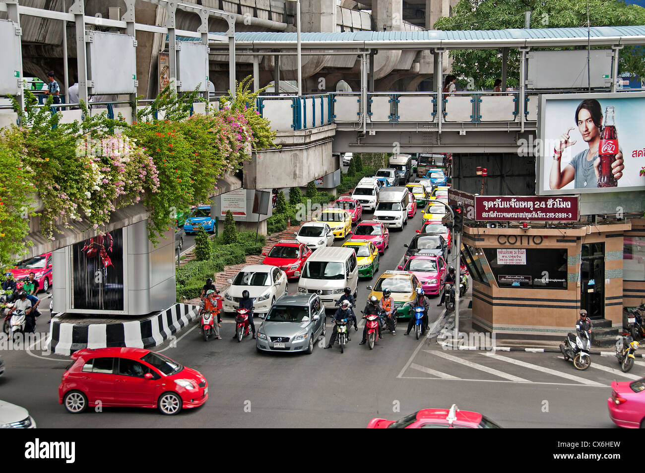 Pathumwan disrict Piazza Siam Center Auto Bangkok in Thailandia il traffico di automobili Foto Stock