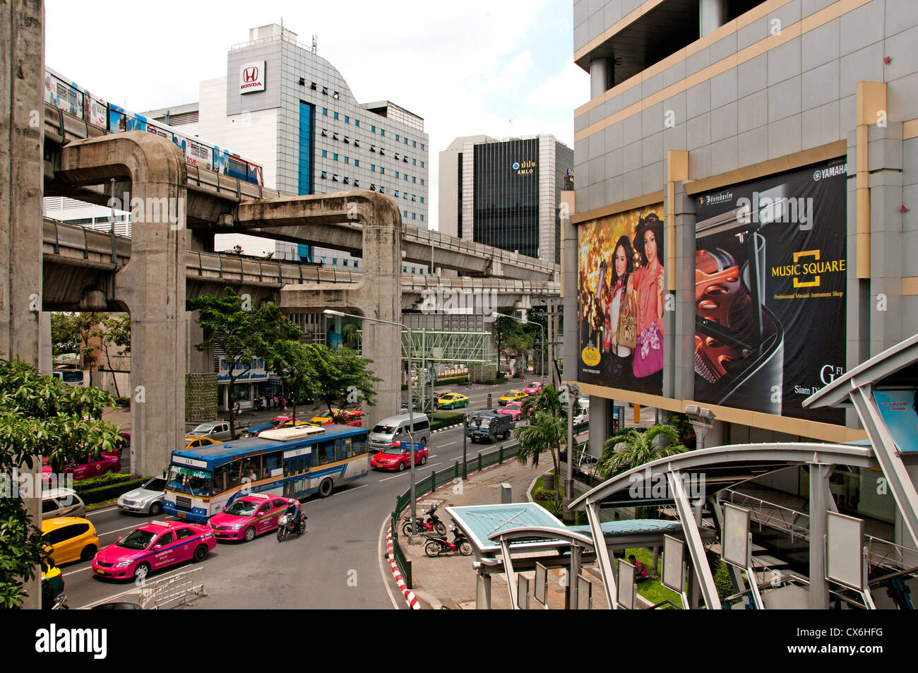 Lo Skytrain attraversa Pathumwan Siam Square centro distretto di Bangkok tailandese tailandia Foto Stock