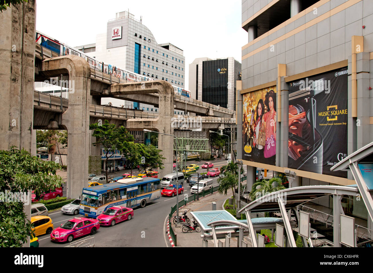 Lo Skytrain attraversa Pathumwan Siam Square centro distretto di Bangkok tailandese tailandia Foto Stock
