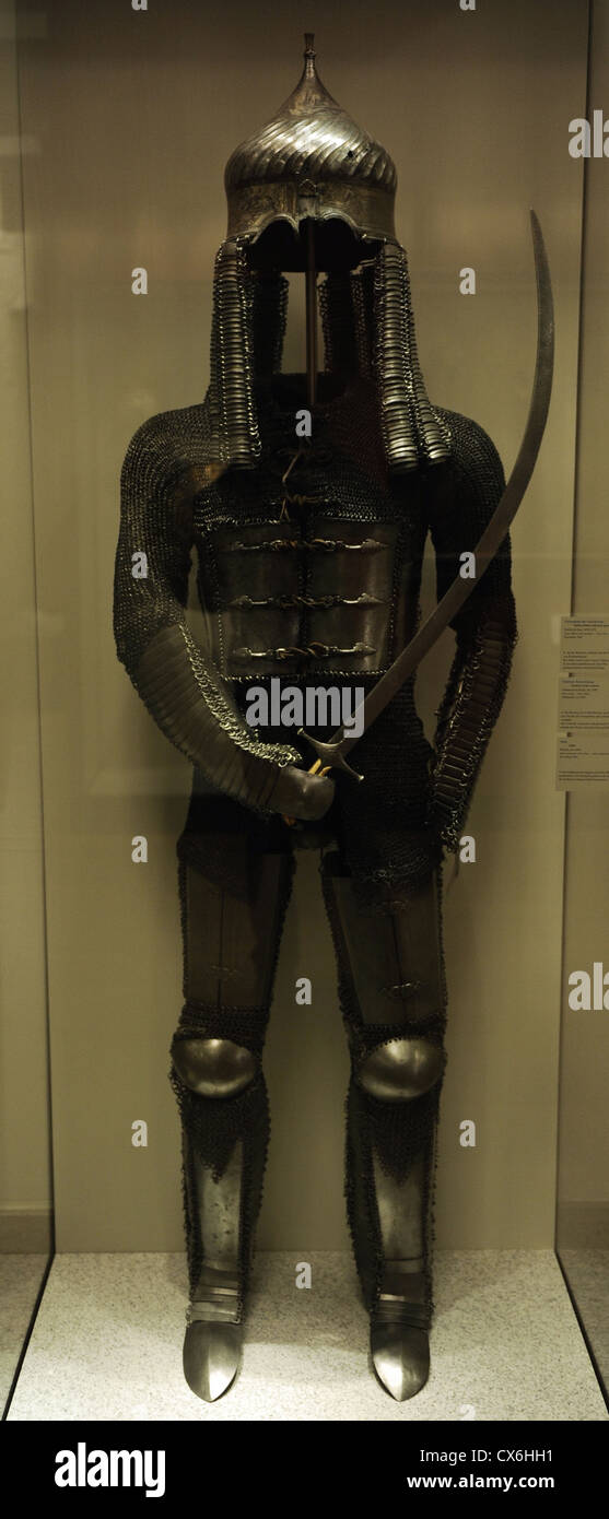 Turco corazza di cavalleria. 1550. Ferro e pelle. Turbante casco di protezione del collo (ferro, oro, argento, Damasceno). 1450-1475. Sabre. Foto Stock
