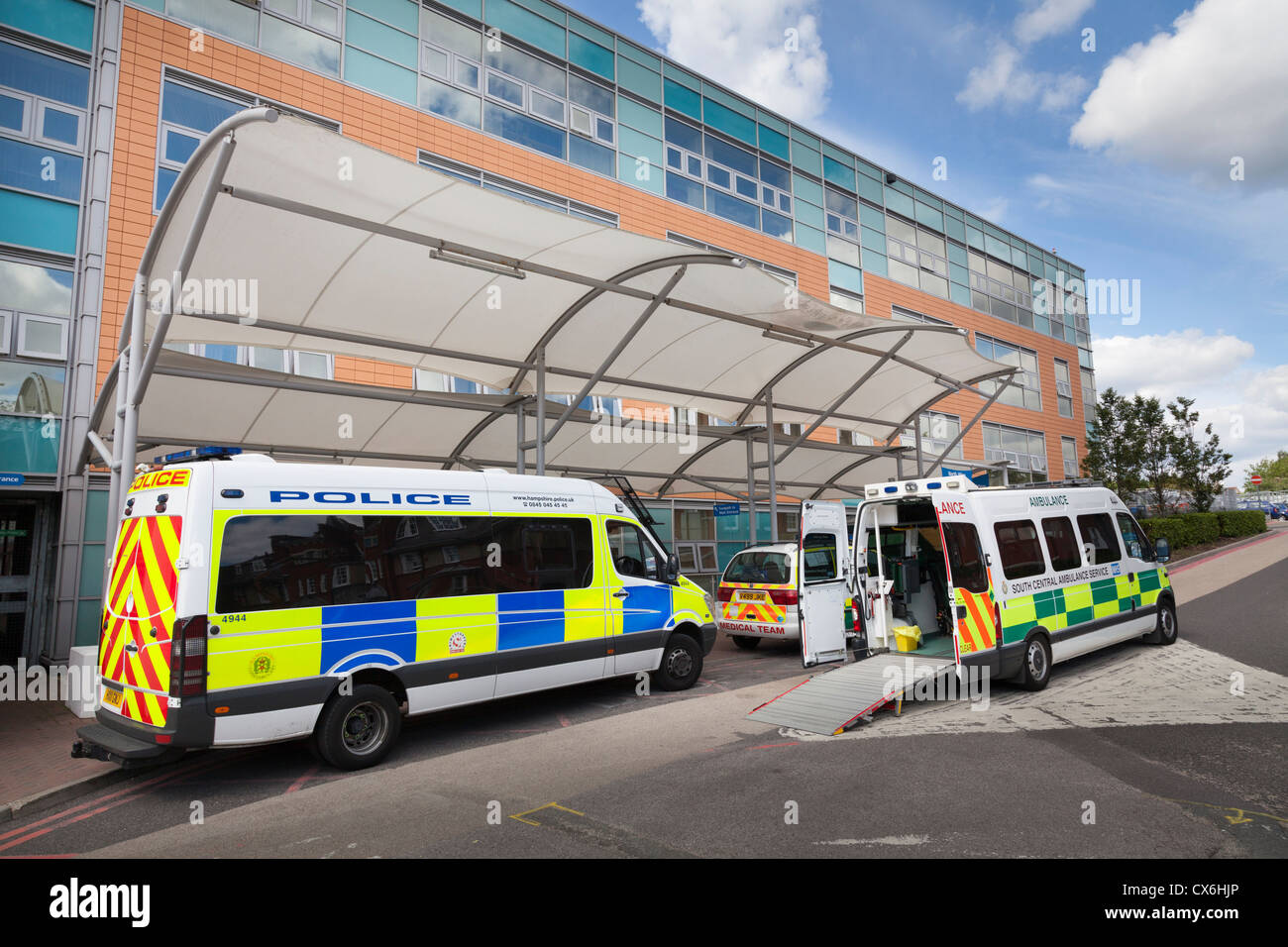 Van di polizia e ambulanza con sportello aperto a Southampton General Hospital. Foto Stock