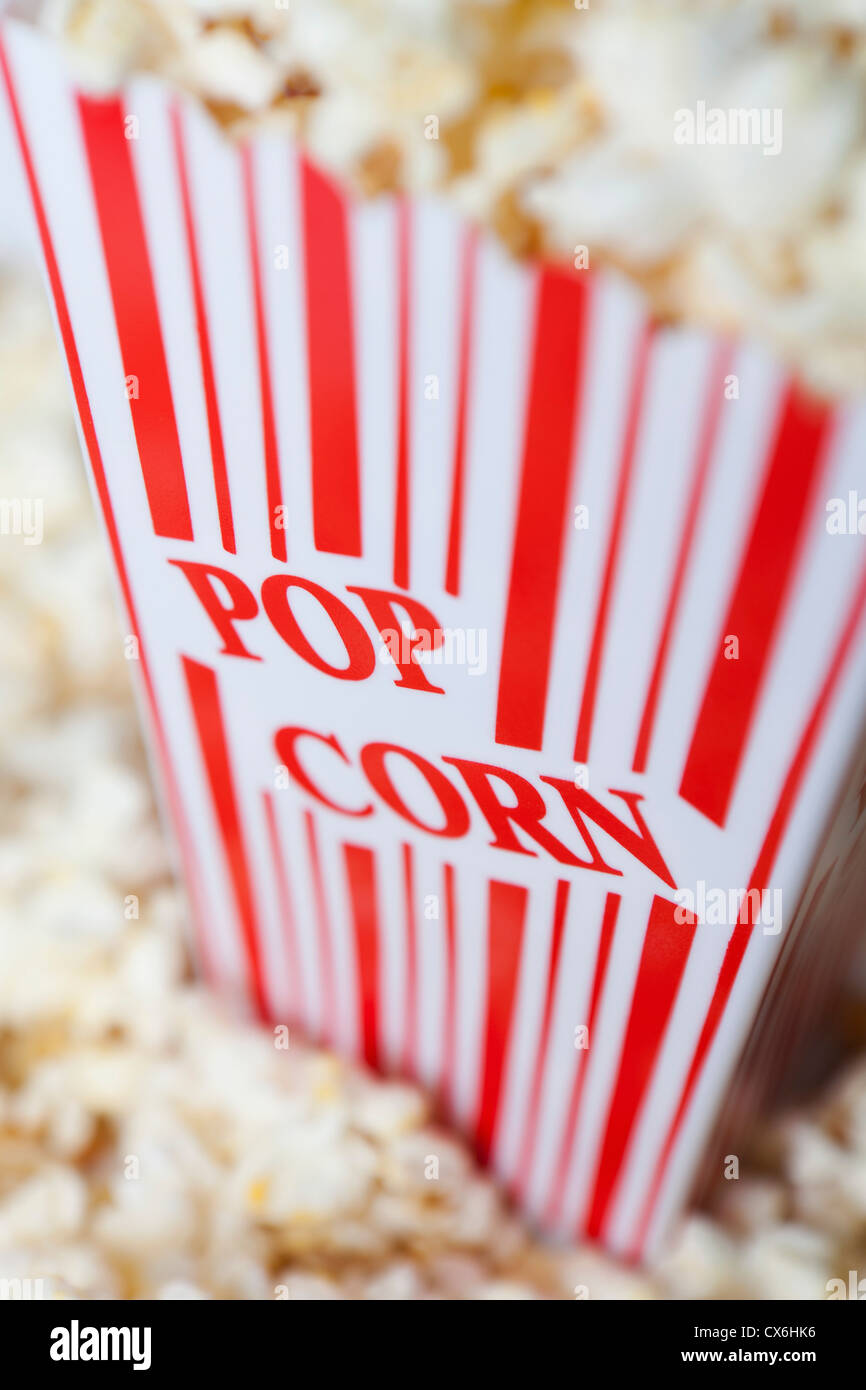 Dettaglio di un rosso a strisce di cartone popcorn con popcorn stampati su di essa Foto Stock