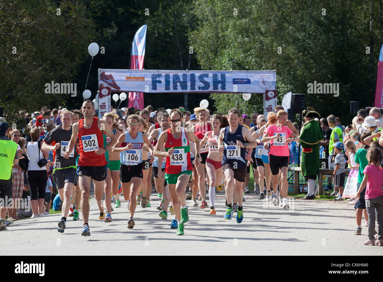 Guide di scorrimento a partire da 10k e 5k correre a Alice Holt foresta con segno di finitura Foto Stock