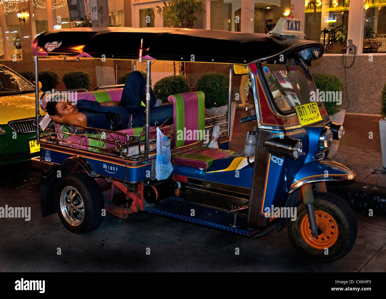 Khao San Road uomo dorme in una di tre ruote taxi Tuk Tuk di Bangkok tailandese tailandia Foto Stock