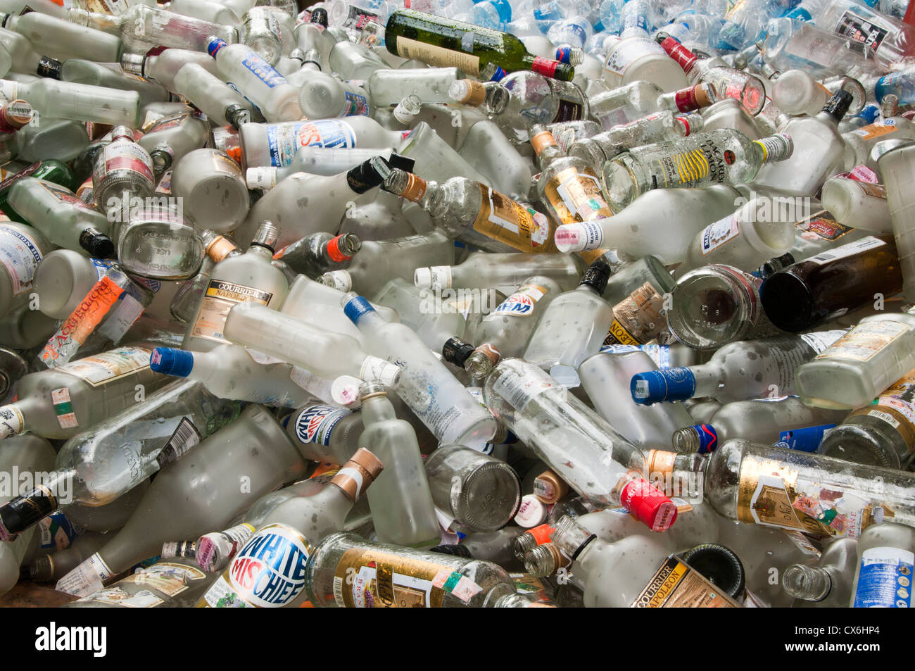 Pile di bottiglie di vetro per il riciclaggio Foto Stock