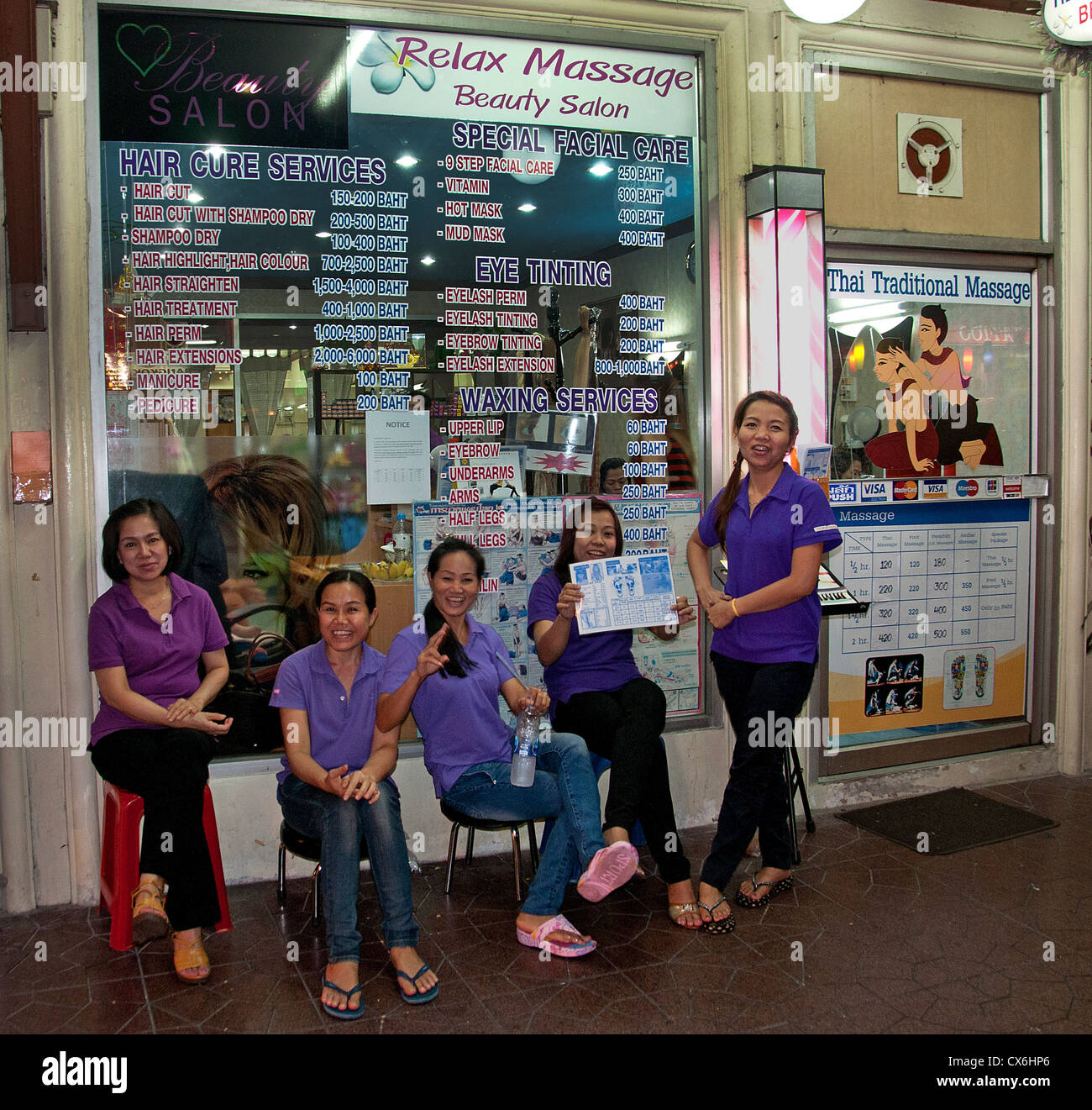 I turisti stranieri ricevere massaggi in pubblico in Khao San Road Relax massaggi Salone di Bellezza Bangkok in Thailandia Foto Stock