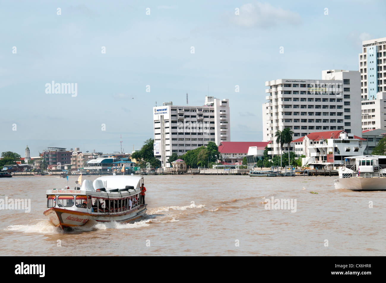 Il traffico sul Fiume Chao Phraya e dello skyline di Bangkok in Thailandia Foto Stock