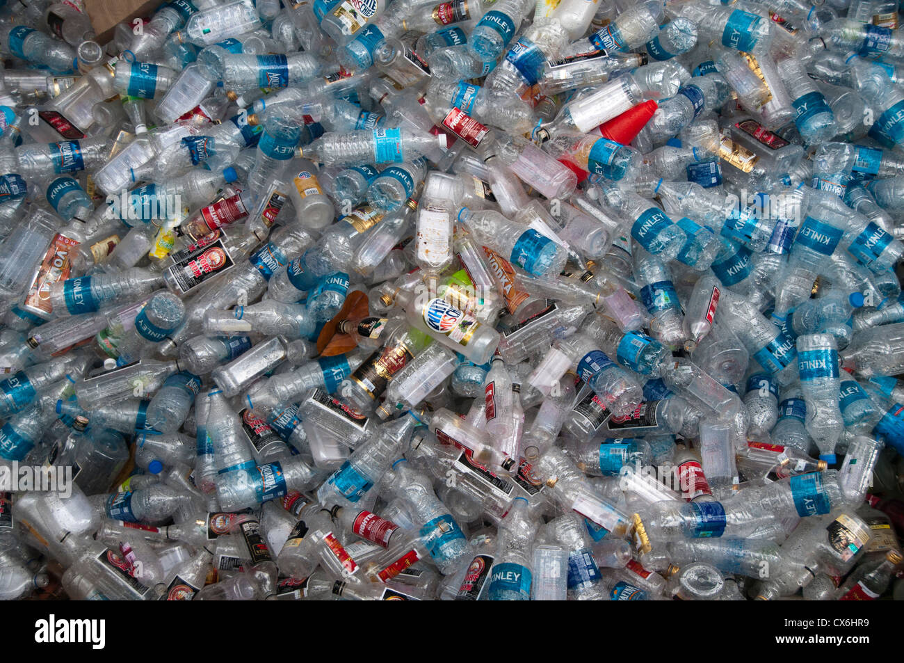 Pile di bottiglie di plastica per il riciclaggio Foto Stock