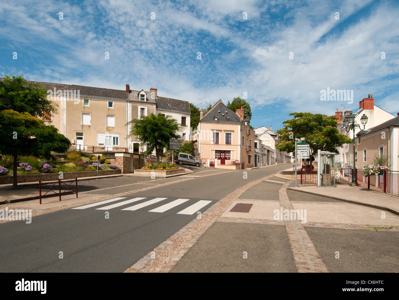 Graziosa piccola cittadina francese di Sillé-le-Guillaume nel cuore dell'estate, Sarthe, Pays de la Loire, Francia. Foto Stock