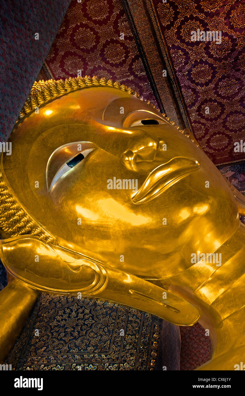 Grande golden reclinabili statua del Buddha (Phra Buddhasaiyas) al Wat Pho Bangkok 46 m lungo la Thailandia Foto Stock