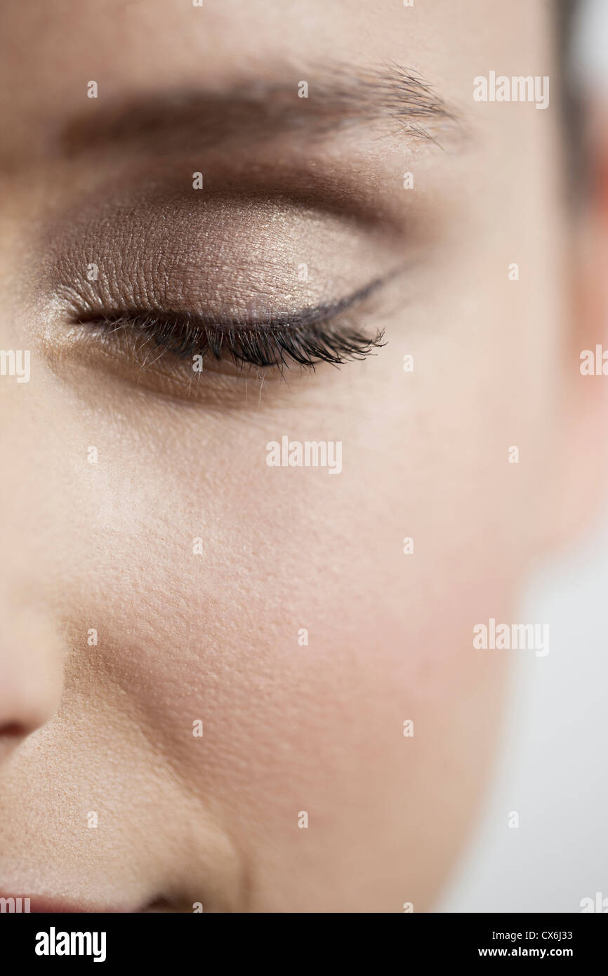 Close up di un giovane womans occhio chiuso Foto Stock