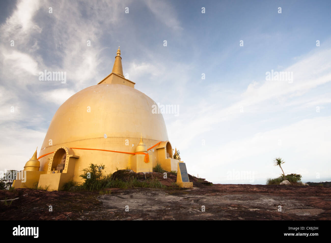 La pagoda dorata sul Phu Lanka National Forest Nakhon Phnom, Thailandia. Foto Stock